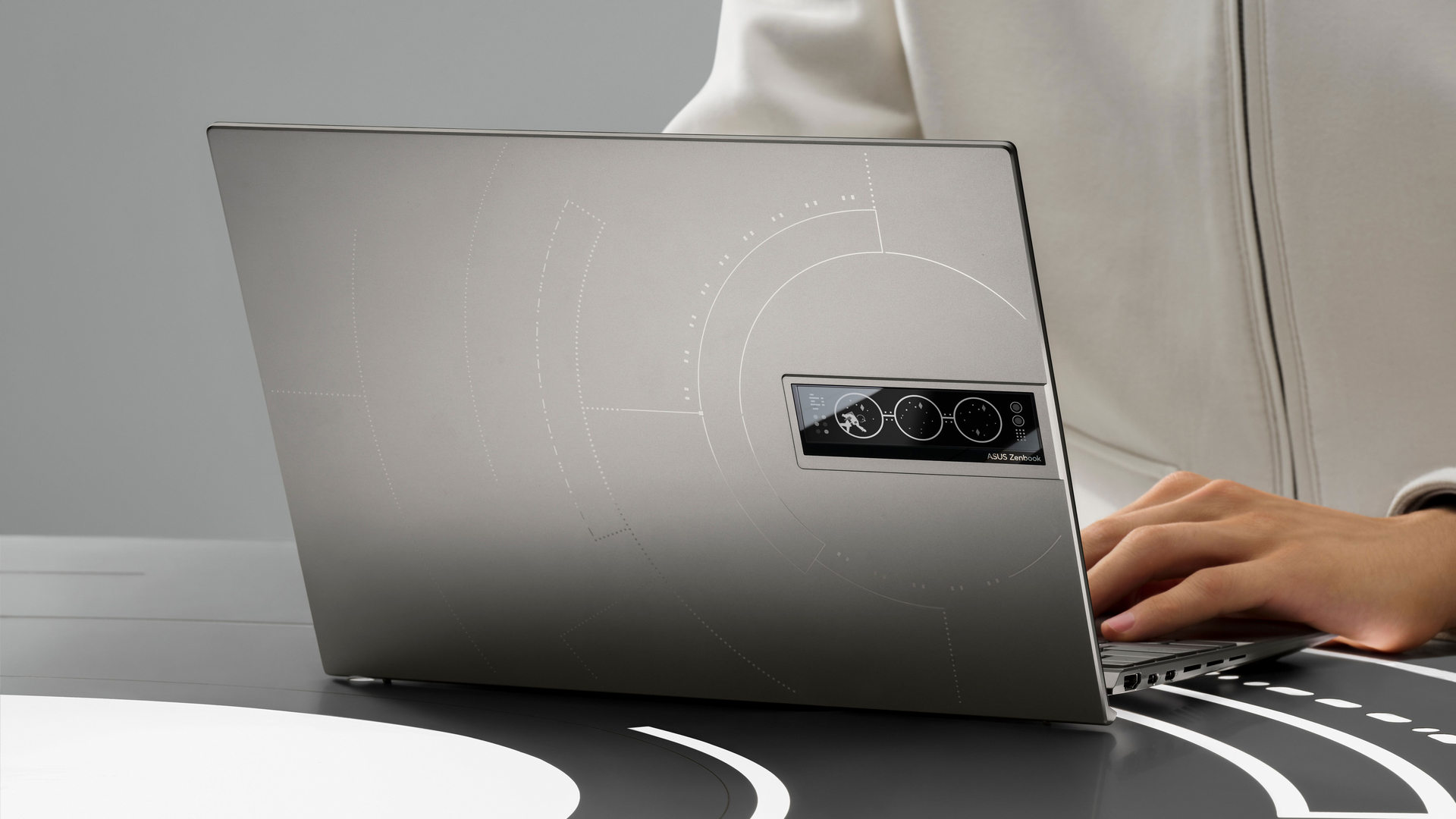 Asus zaprezentował laptopy z kosmosu - dosłownie!