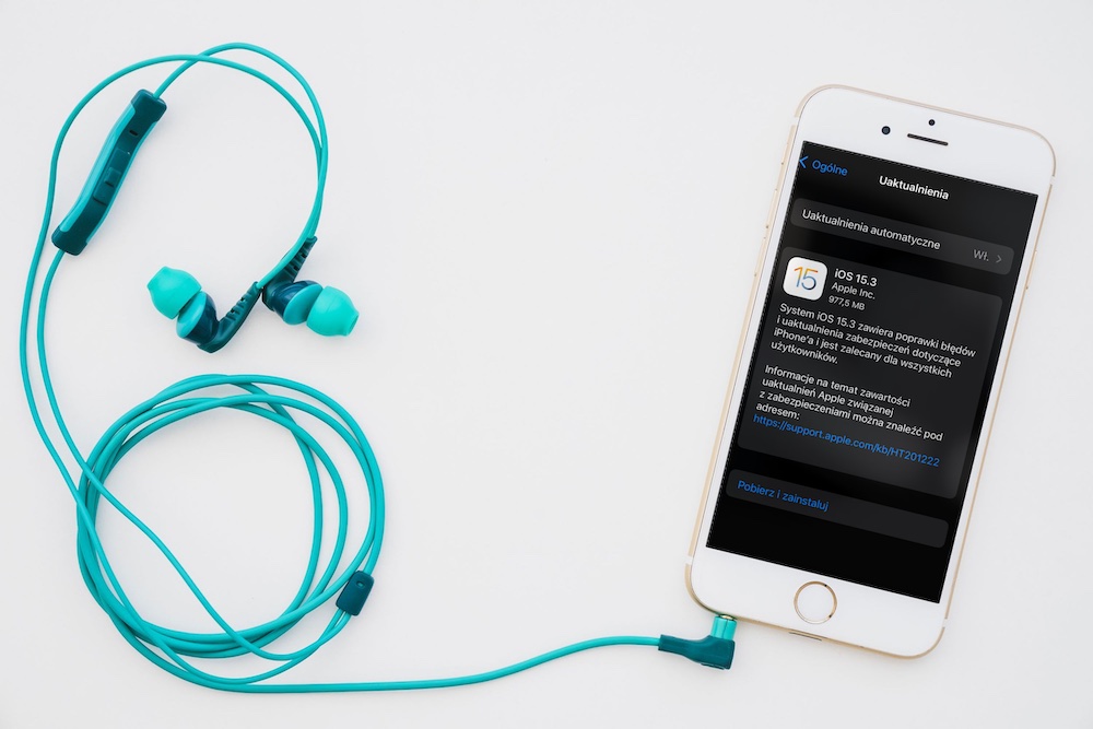 iOS 15.3 udostępniony. Zmian tyle co kot napłakał, ale pobrać trzeba