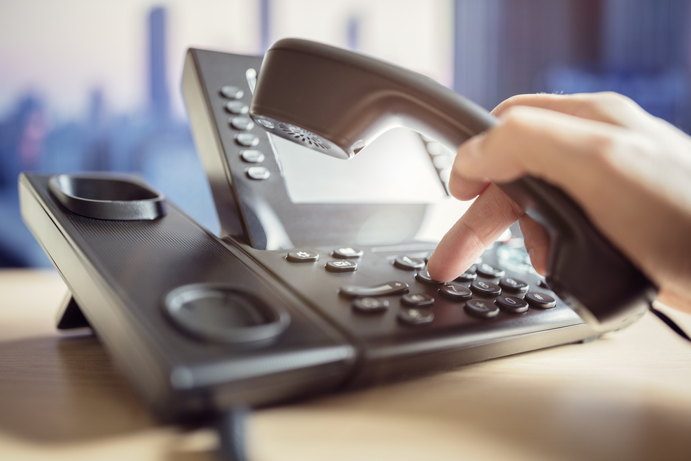 Nękające telefony. Jeśli nawet, to na pewno nie z pracy