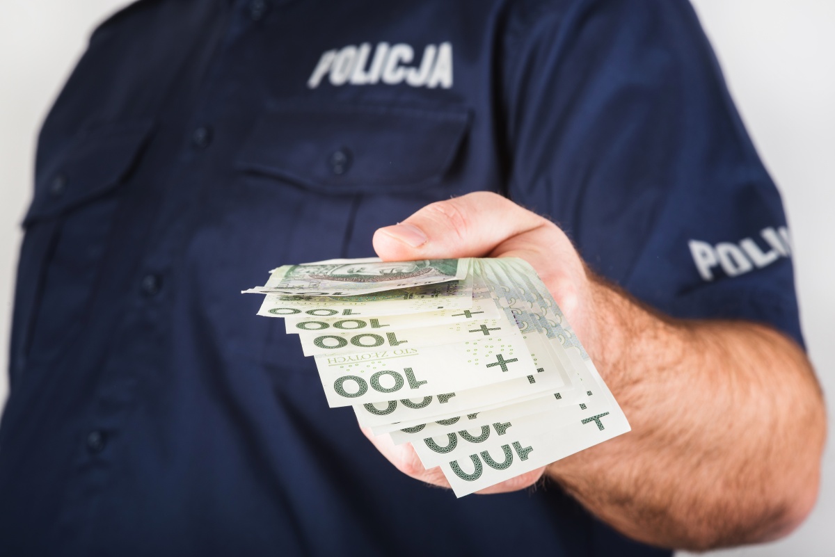 Fałszywy policjant oszukał go „na BLIKA”. Stracił tysiące złotych