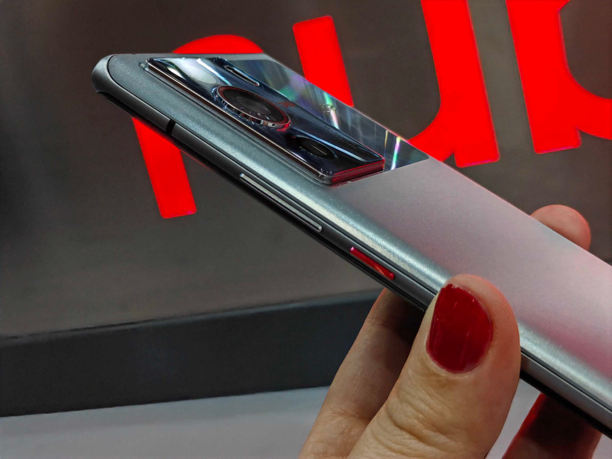 Nubia Z40 Pro – pierwszy androidowy smartfon z magnetycznym ładowaniem bezprzewodowym
