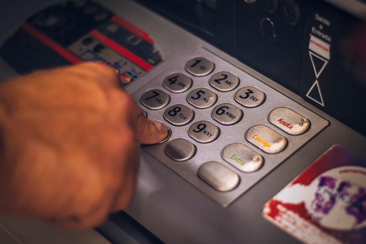Jak można okraść bankomat? Okazuje się, że naprawdę łatwo
