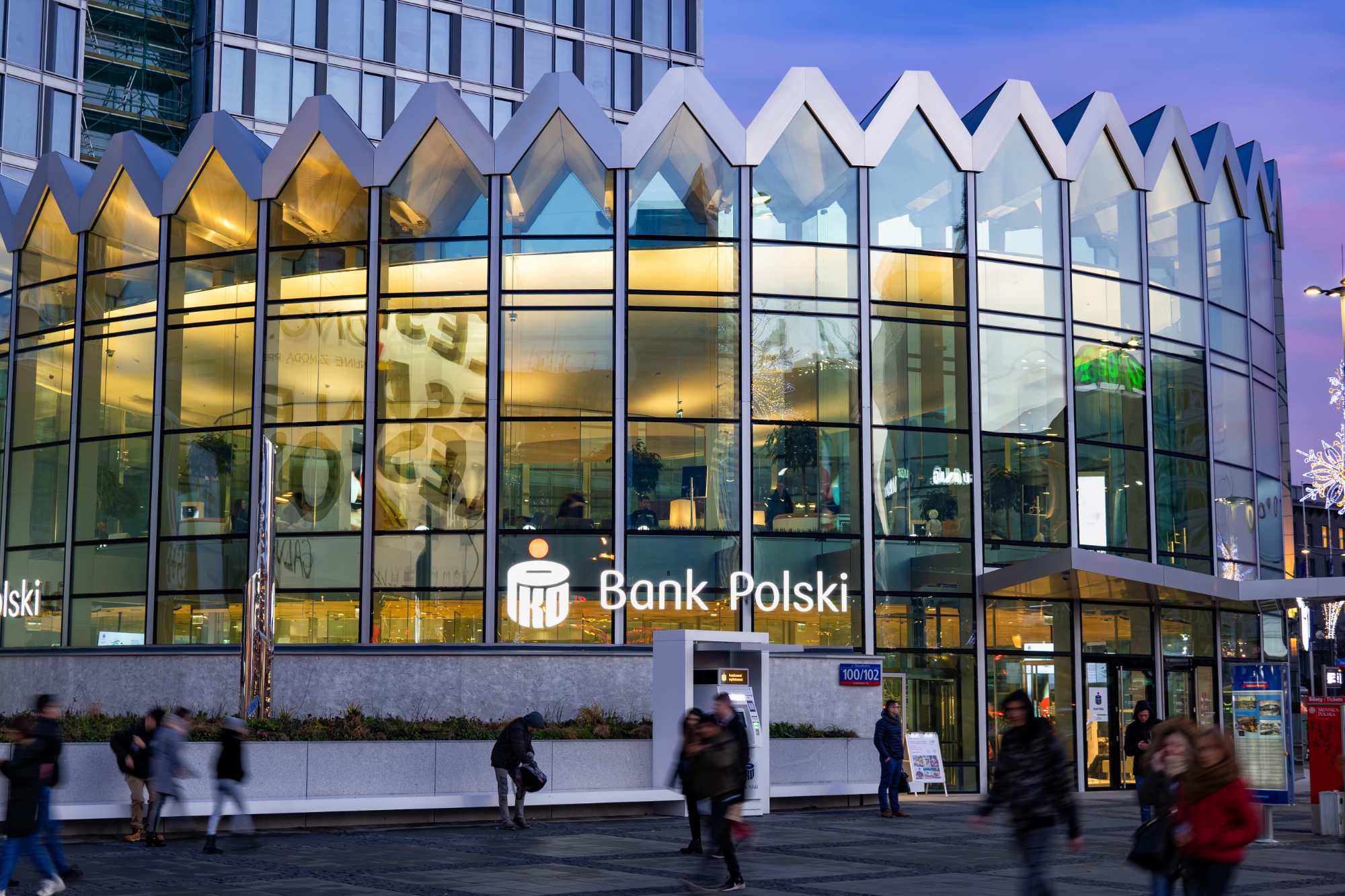 PKO BP ze zmianami w związku z wojną na Ukrainie. Bank też uspokaja