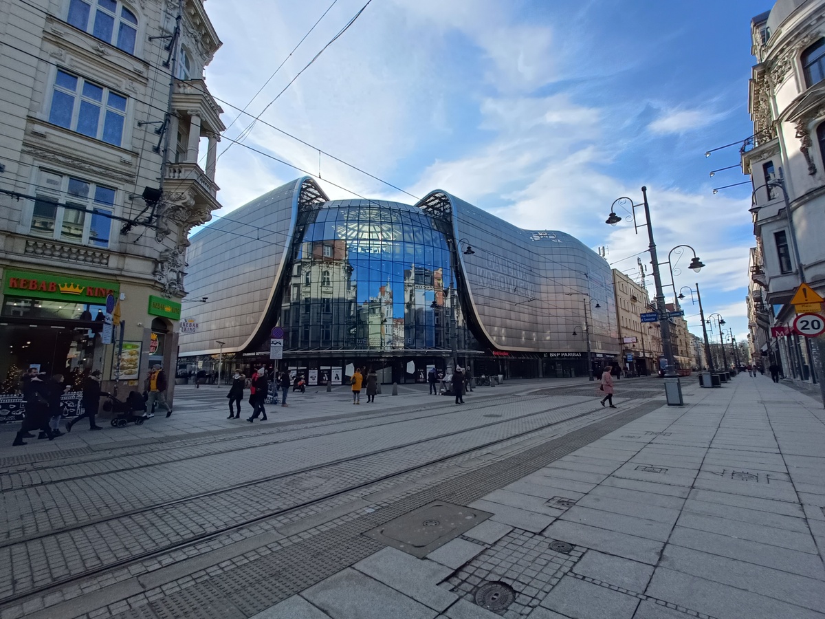 Realme 9 Pro+ kontra iPhone 11 – który robi lepsze zdjęcia?
