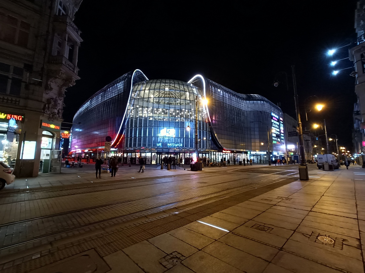 Realme 9 Pro+ kontra iPhone 11 – który robi lepsze zdjęcia?