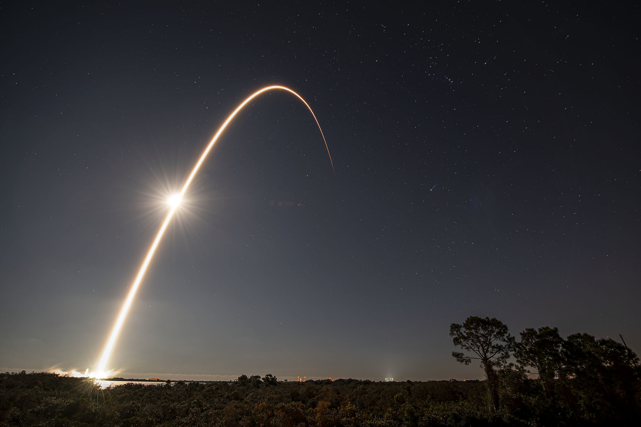 SpaceX traci satelity przez burzę magnetyczną i przeszkadza nauce