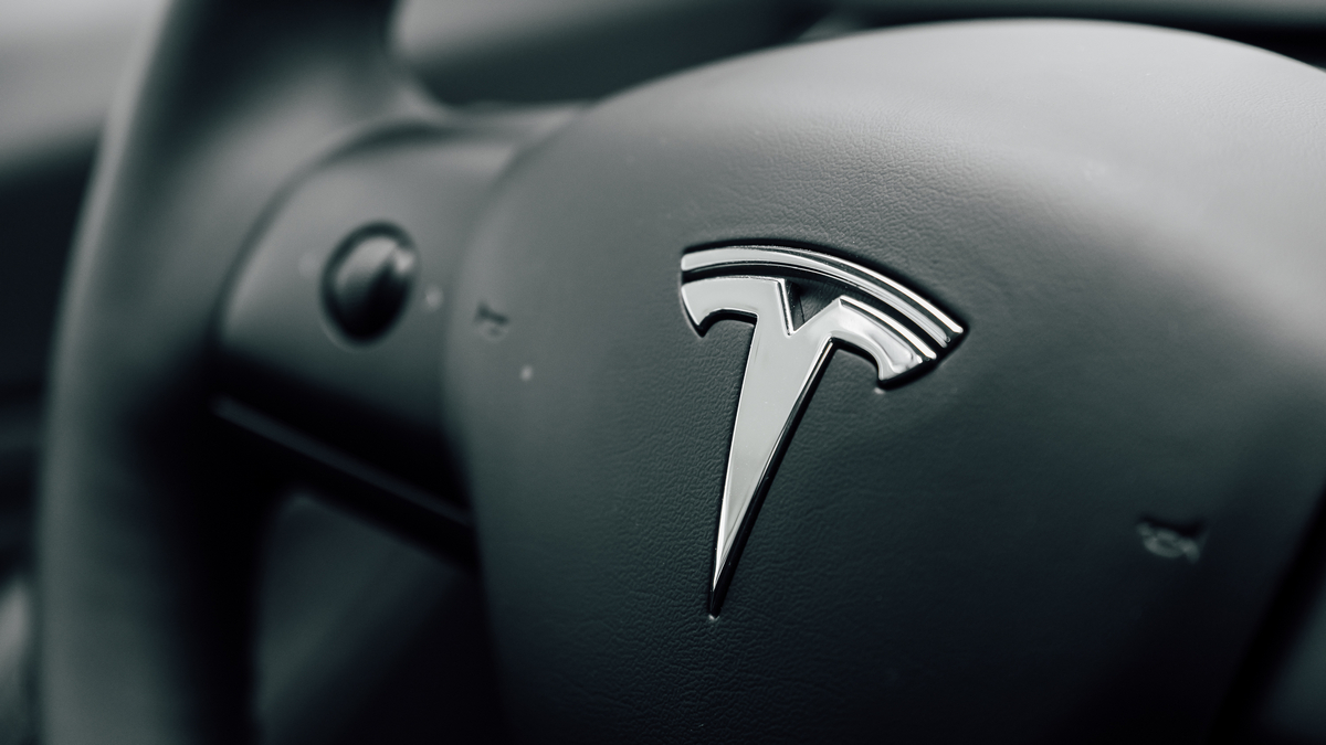 Tesla się nie zatrzymuje. Nawet na znakach stopu