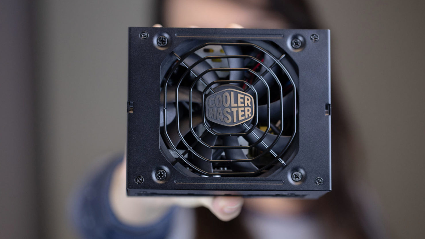 Zasilacz mieszczący się w dłoni, który zaoferuje do 1300 W