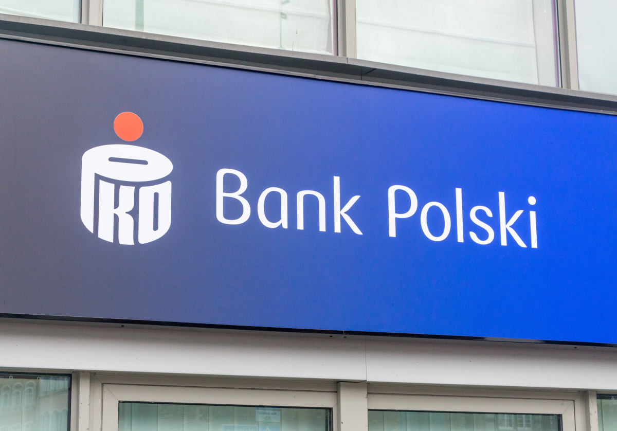 PKO BP z nową usługą, w tle Stadion Narodowy