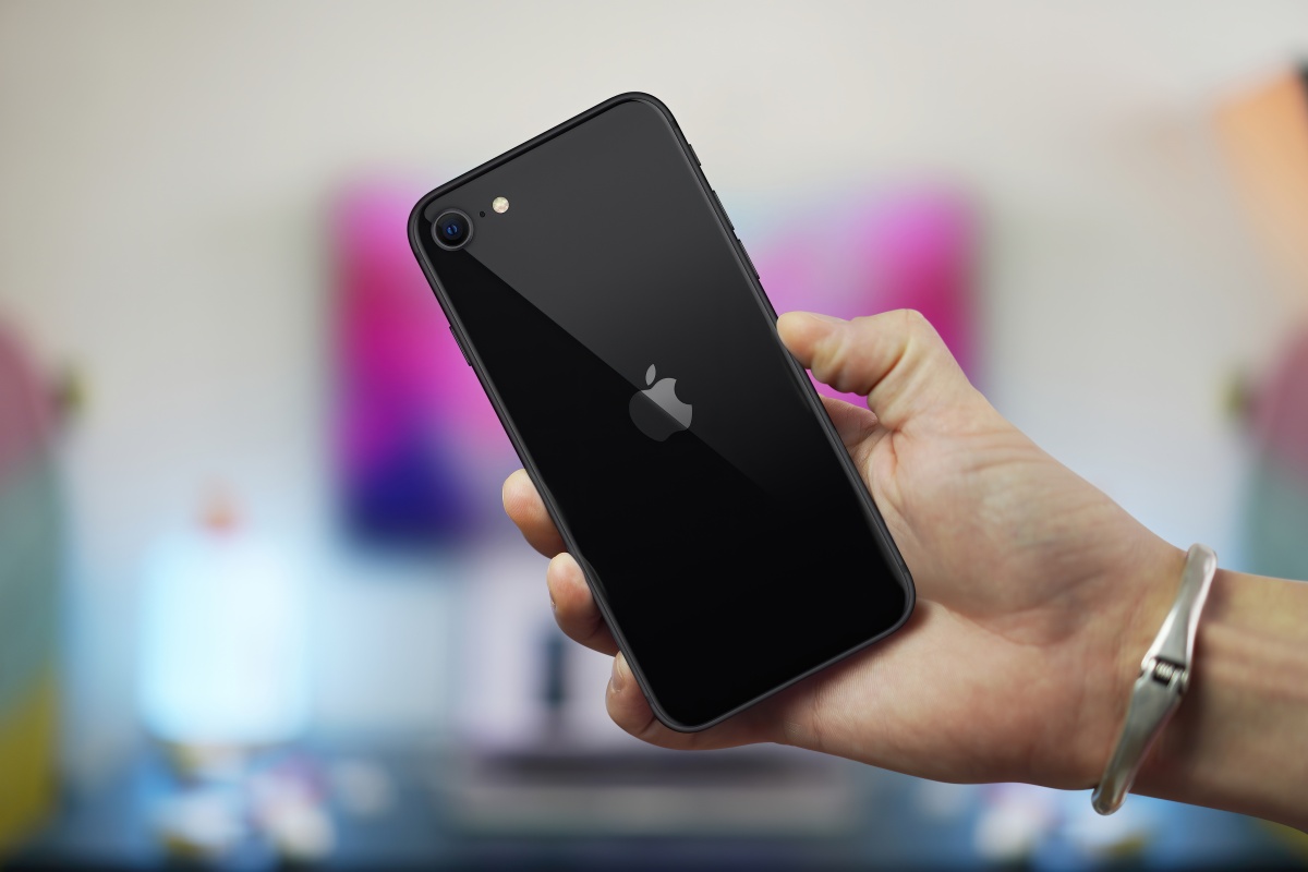 iPhone SE rozebrany na części. Czy łatwo go naprawić?