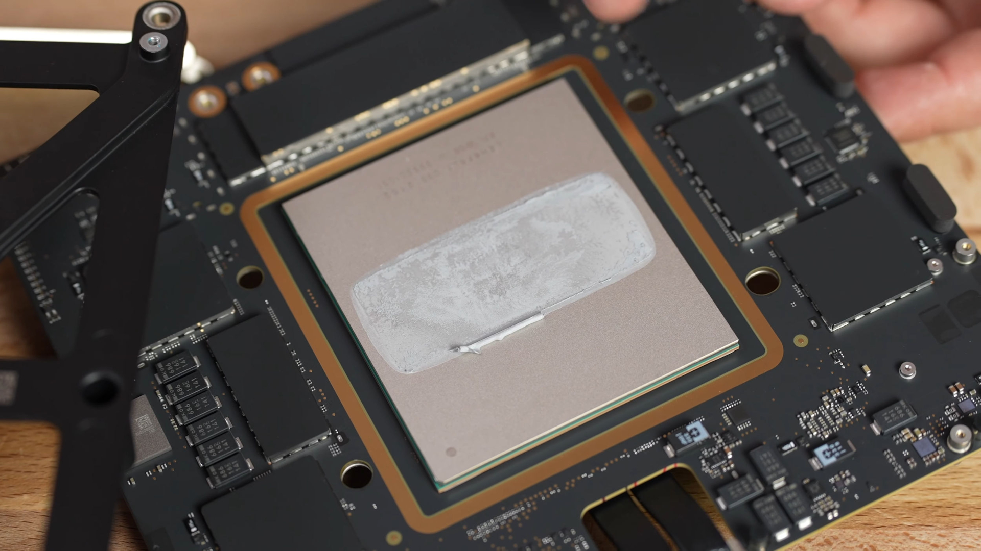 Apple M1 Ultra to olbrzym. Niemal trzy razy większy od AMD Ryzen