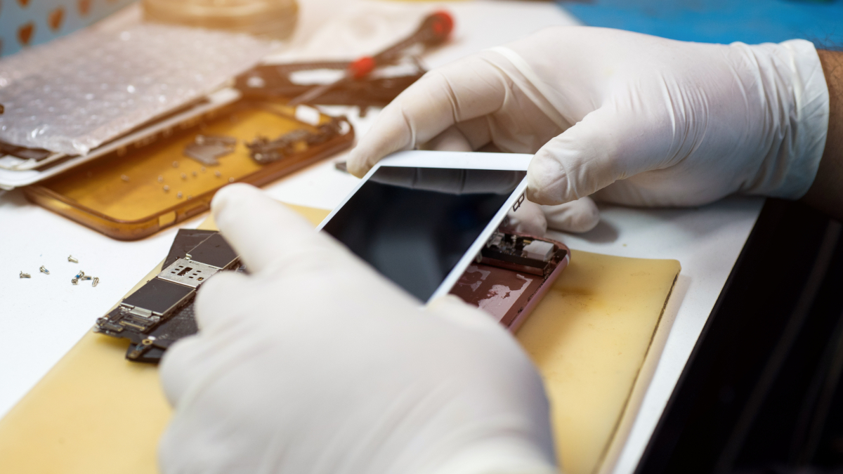 Chcesz samemu naprawić iPhone'a? Apple i tak zedrze z Ciebie kasę