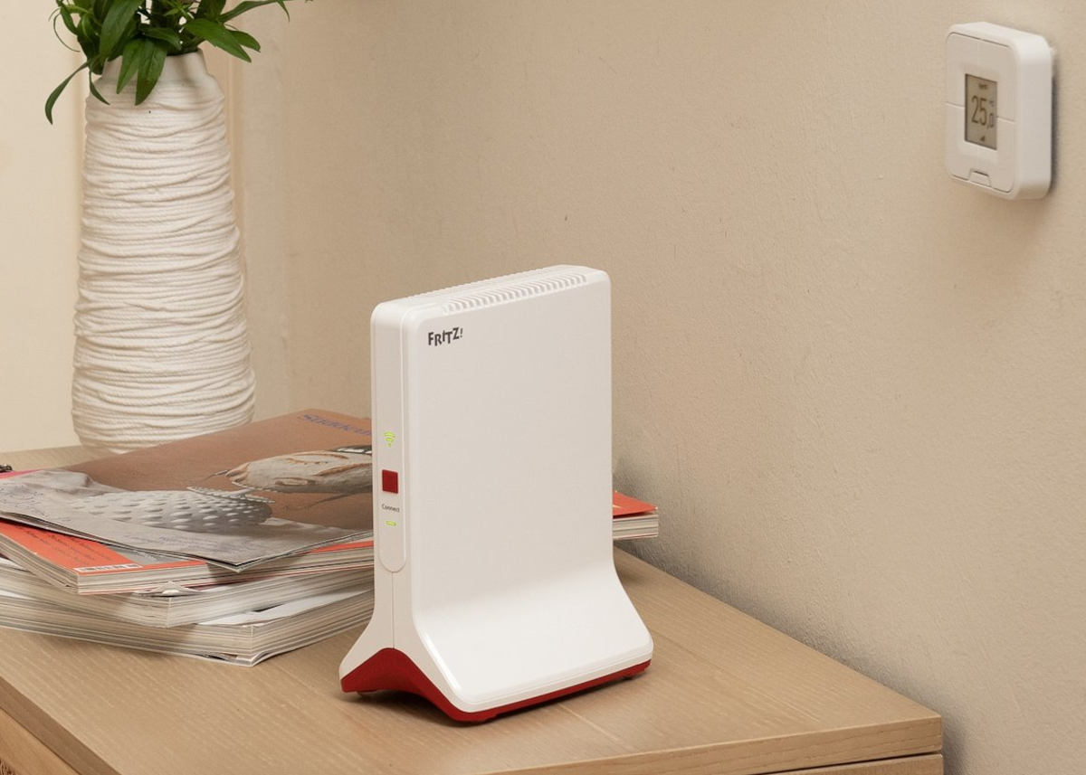 Wzmacniacz sygnału FRITZ!Repeater 6000 łączy trójzakresowe Wi-Fi 6 z Mesh