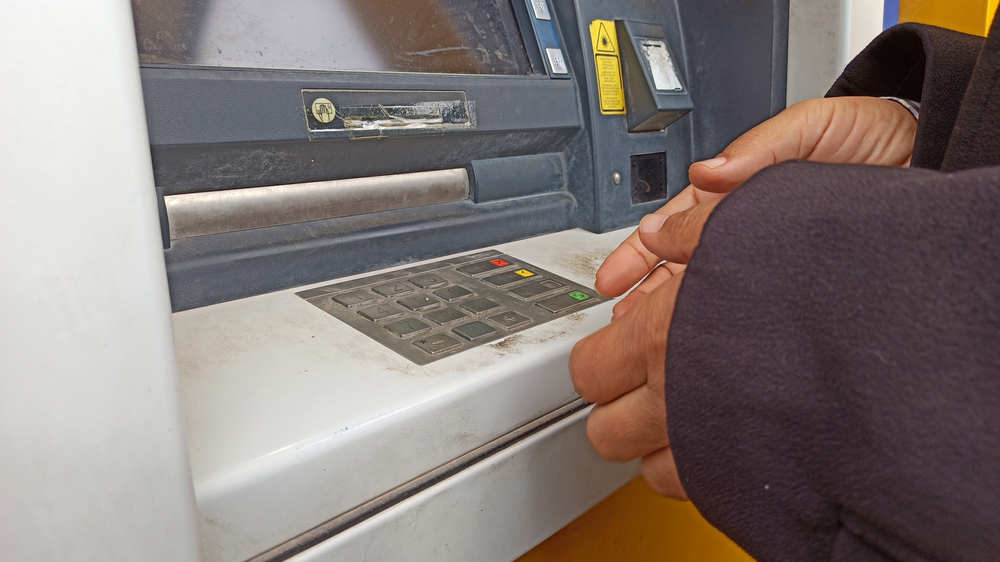 Jak okraść bankomat? Przedstawia pewien 37-latek