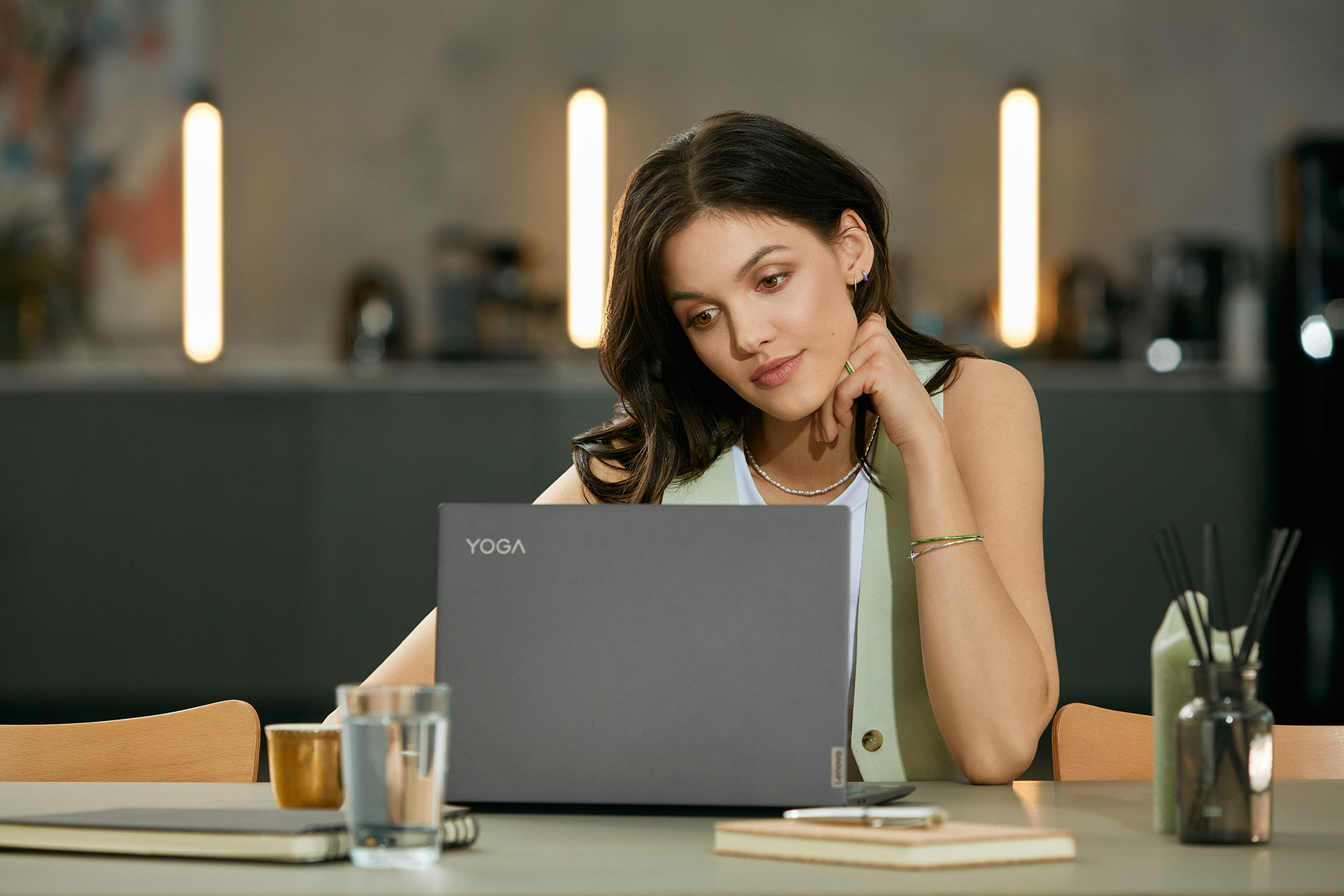 Lenovo Yoga Slim 7i Pro. Oto laptop, który bez stresu można rzucić na łóżko