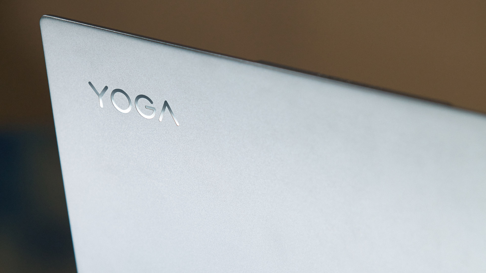 Lenovo Yoga Slim 7i Pro. Oto laptop, który bez stresu można rzucić na łóżko