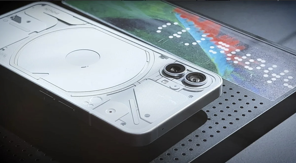 Nothing Phone (1) – Amazon ujawnia europejską cenę smartfonu