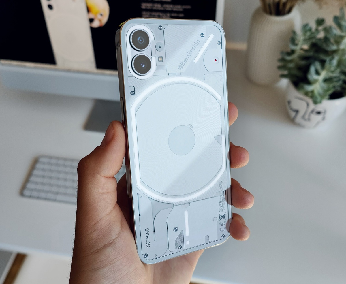 Nothing Phone (1) ze świecącymi paskami z tyłu. Premiera za miesiąc