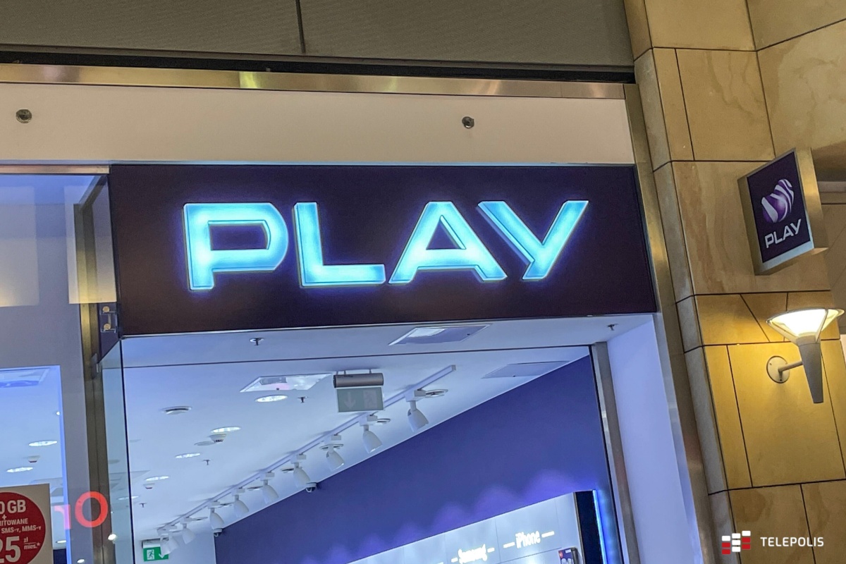 Play sprzedaje Francuzom światłowody UPC