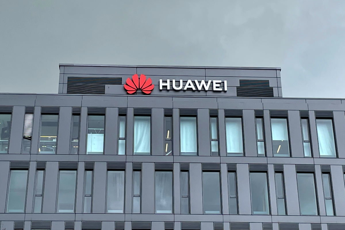 Huawei w cieniu poważnych zarzutów, wojsko i rakiety w tle (aktualizacja)