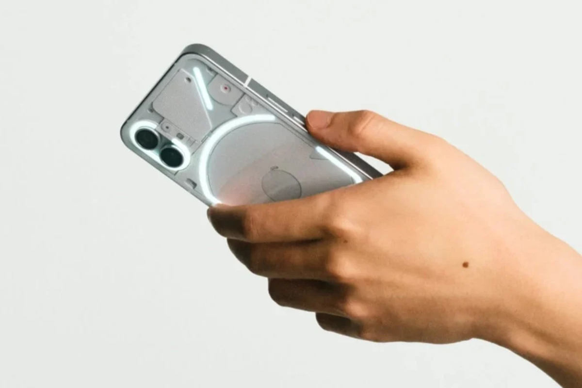 Nothing Phone (1) wchodzi do sprzedaży w Polsce, a producent nanosi poprawki