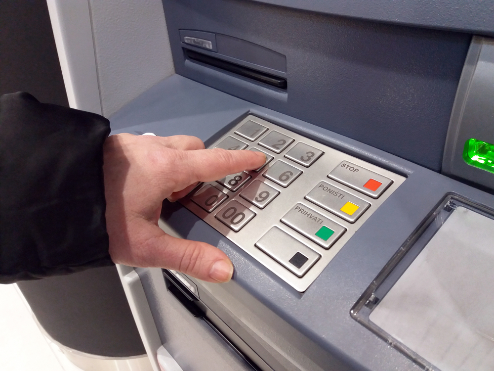Bankomat pułapka. Wkopał cały gang oszustów