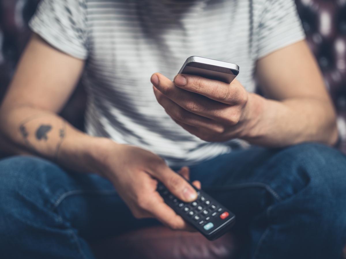 Telefon czy telewizor? Wiemy, z czego chętniej korzystają Polacy