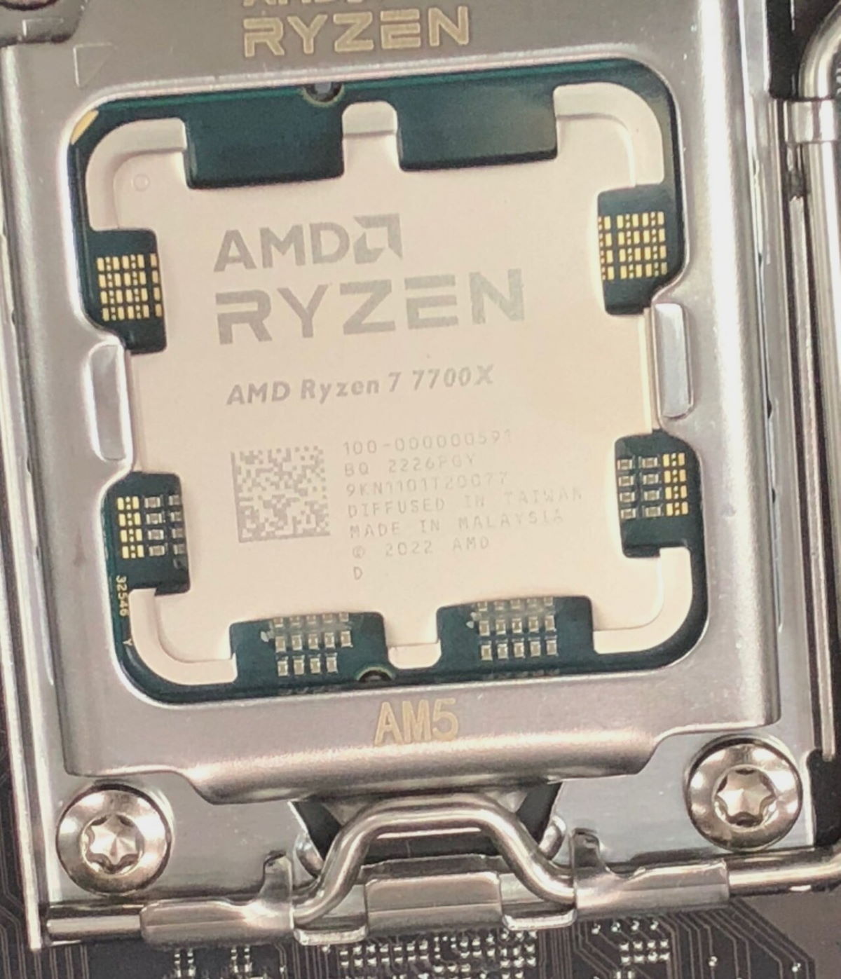AMD Ryzen 7 7700X na pierwszych zdjęciach. Tak się prezentuje