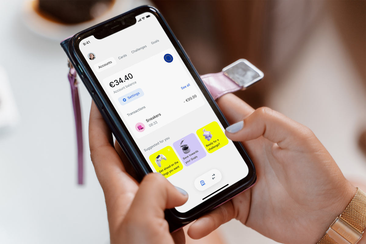 Revolut ma nową aplikację, żółte konto i karty z rysunkami