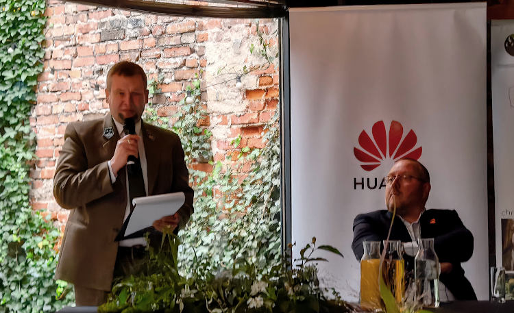 AI Huawei nasłuchuje w Puszczy Białowieskiej. Pomagają mu w tym Guardiany