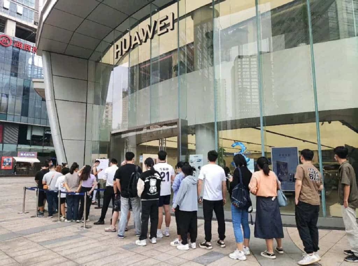 Kolejki przed sklepami i kilka milionów telefonów w chwilę. Tak debiutuje Huawei Mate 50