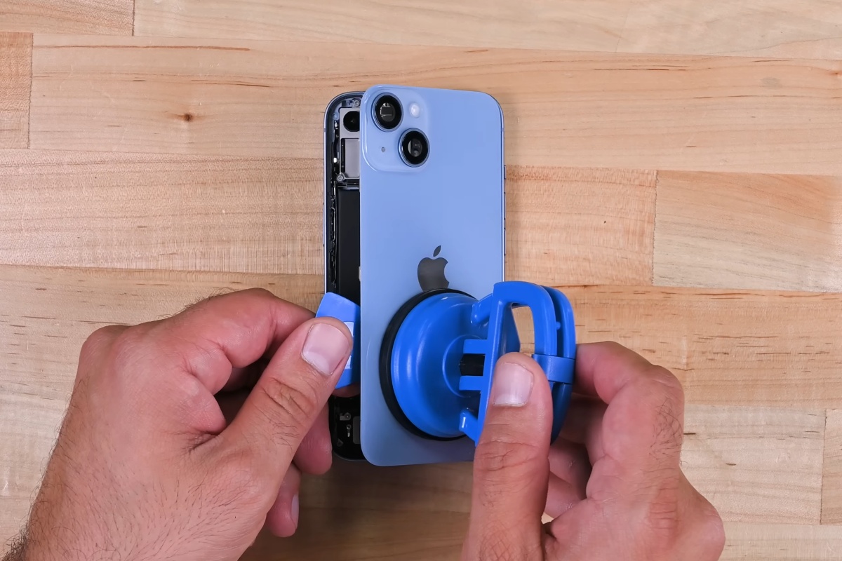 iPhone 14 jest łatwiejszy do naprawy. To przez zmiany w konstrukcji