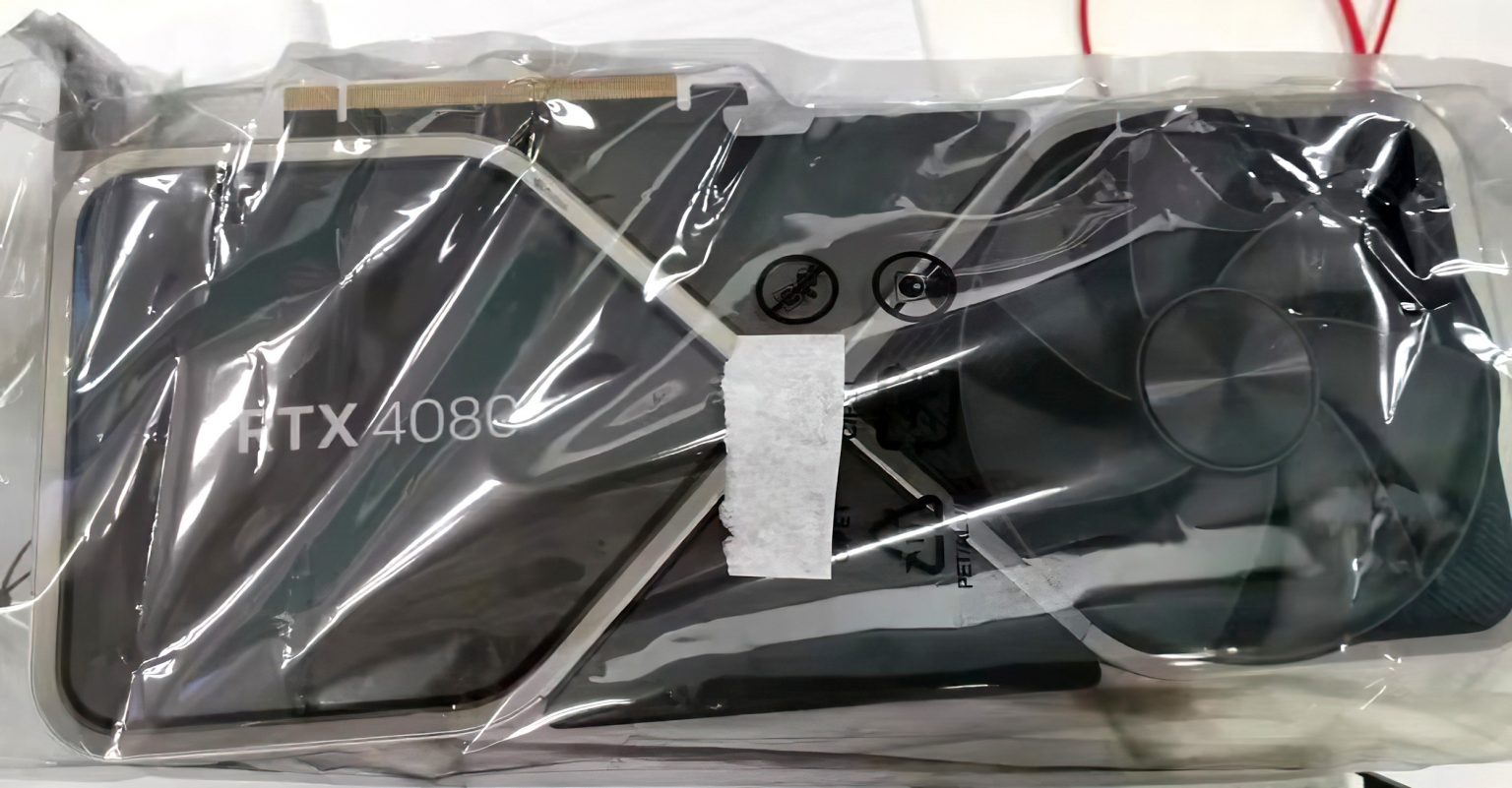 NVIDIA GeForce RTX 4080 na pierwszym zdjęciu