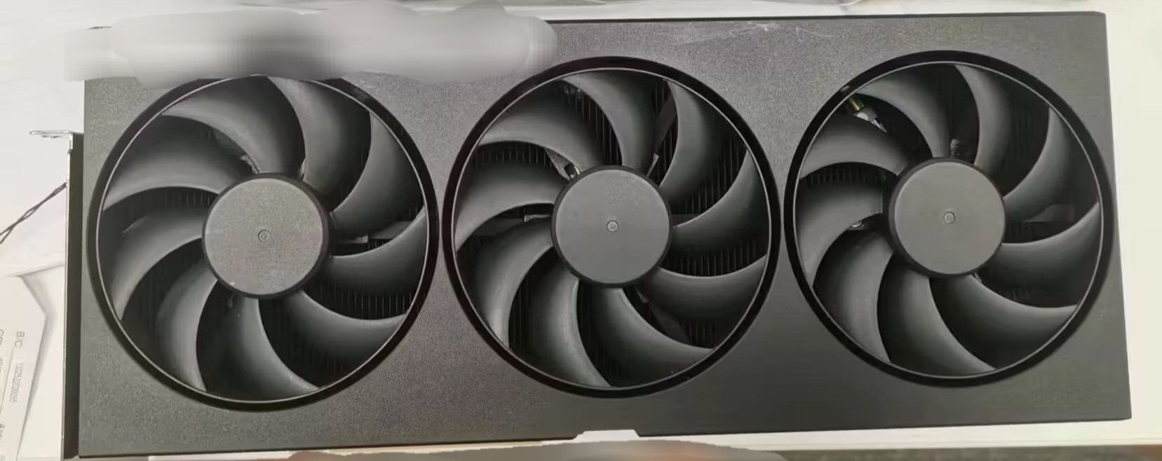 Autorski model GeForce RTX 4090 zapozował do zdjęcia