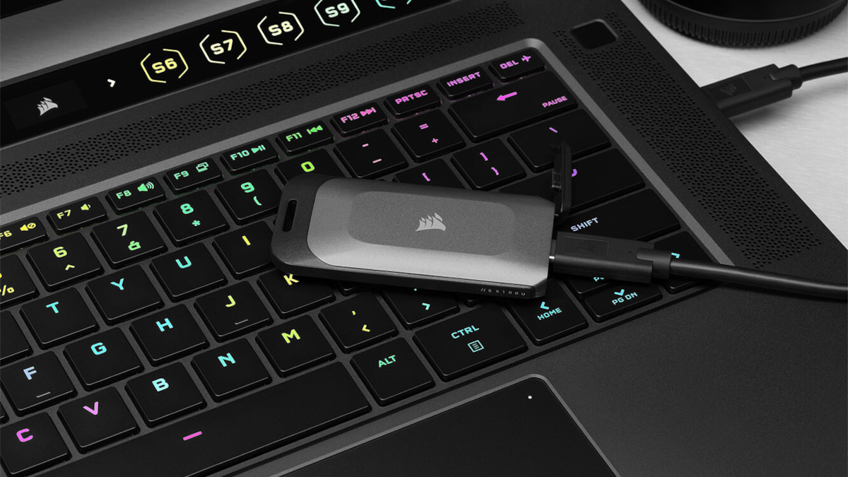 Corsair EX100U to wysoka wydajność mieszcząca się w kieszeni