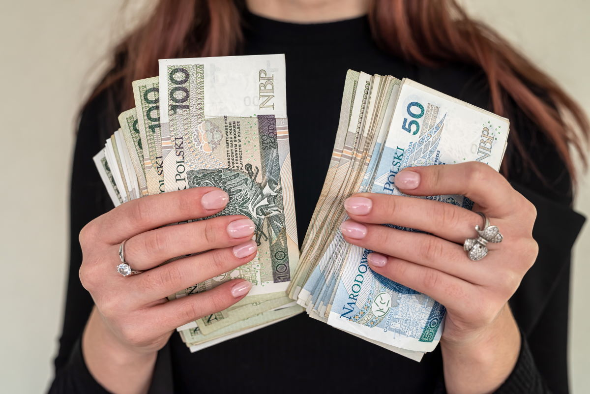Kontrole pieniędzy Polaków trwają. Są kolejne doniesienia