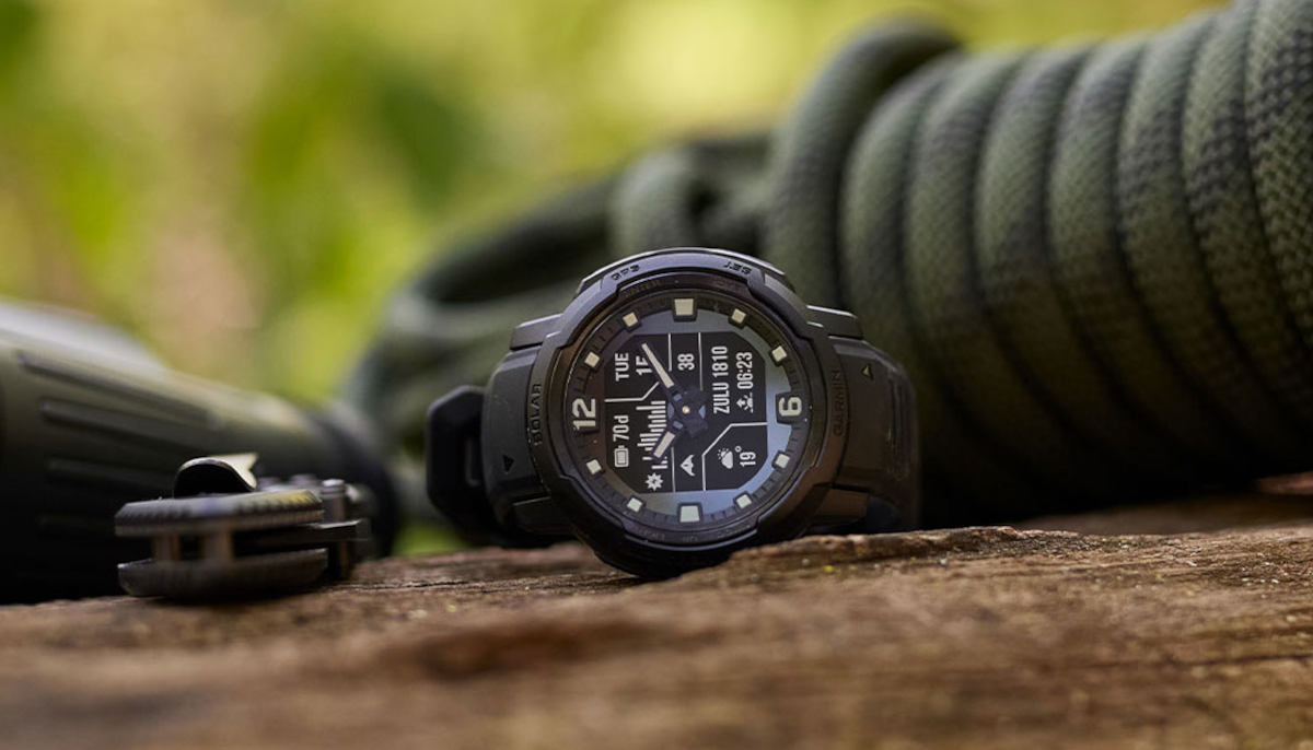 Garmin Instinct Crossover to hybrydowy smartwatch z fluorescencyjnymi wskazówkami