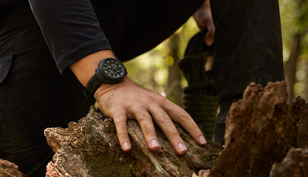Garmin Instinct Crossover to hybrydowy smartwatch z fluorescencyjnymi wskazówkami