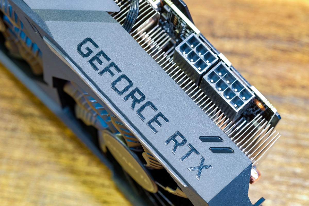 Rdzeń NVIDIA AD104 na pierwszym zdjęciu. Jednym zaskakuje