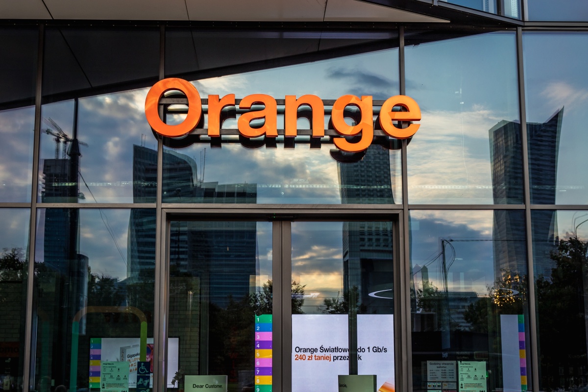 Orange sypie świątecznymi promocjami. Smartfon lub telewizor za 1 zł