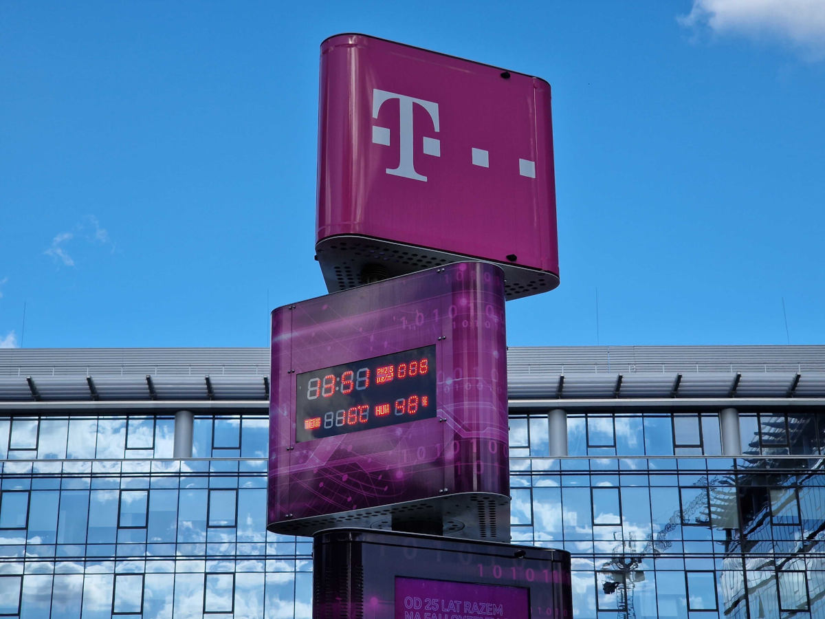 T-Mobile zaprasza do magentowych domków. W nich czekają prezenty
