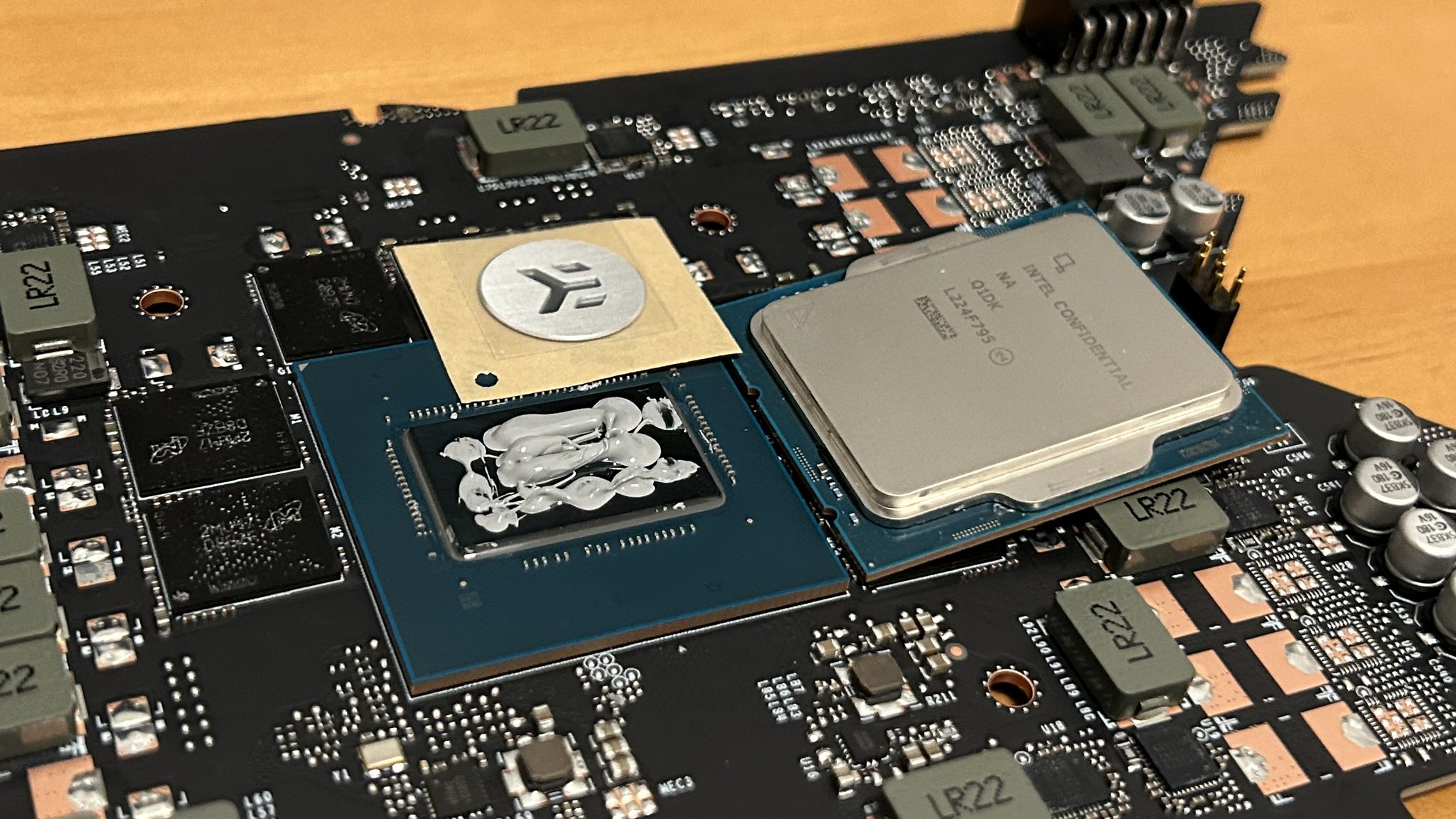 Tak wygląda laminat karty GeForce RTX 4080. Jest biednie