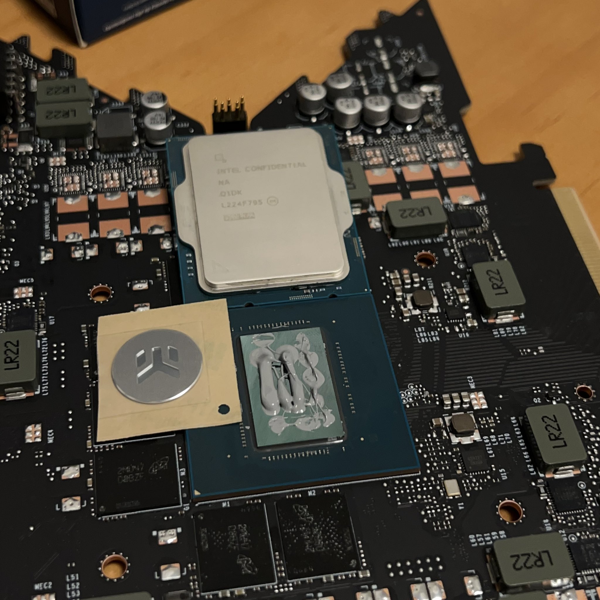 Tak wygląda laminat karty GeForce RTX 4080. Jest biednie