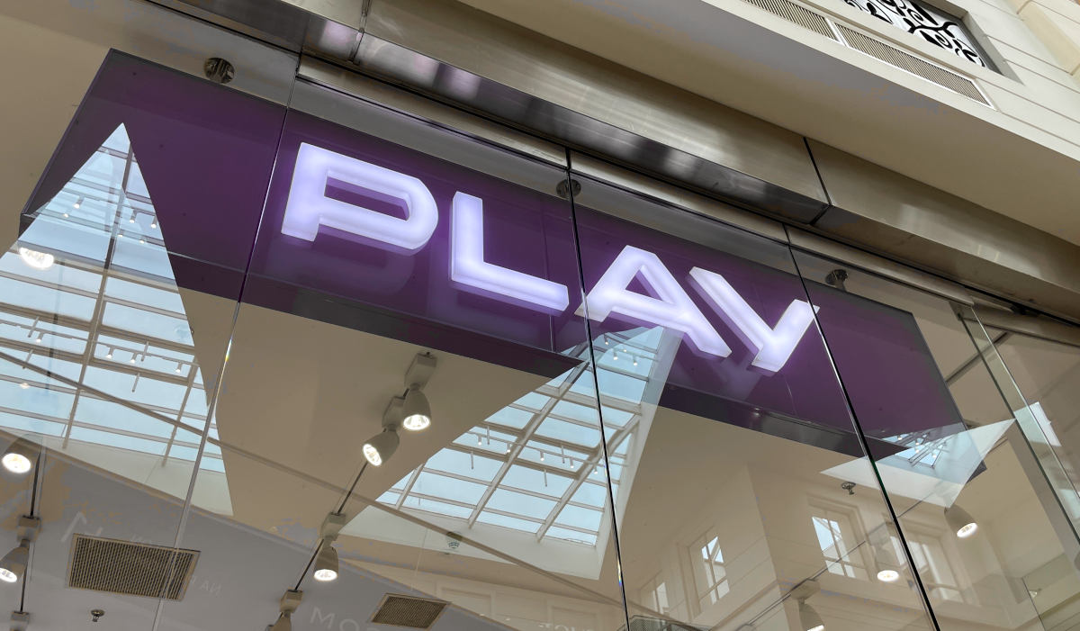 Play obniża opłaty i przedłuża promocję