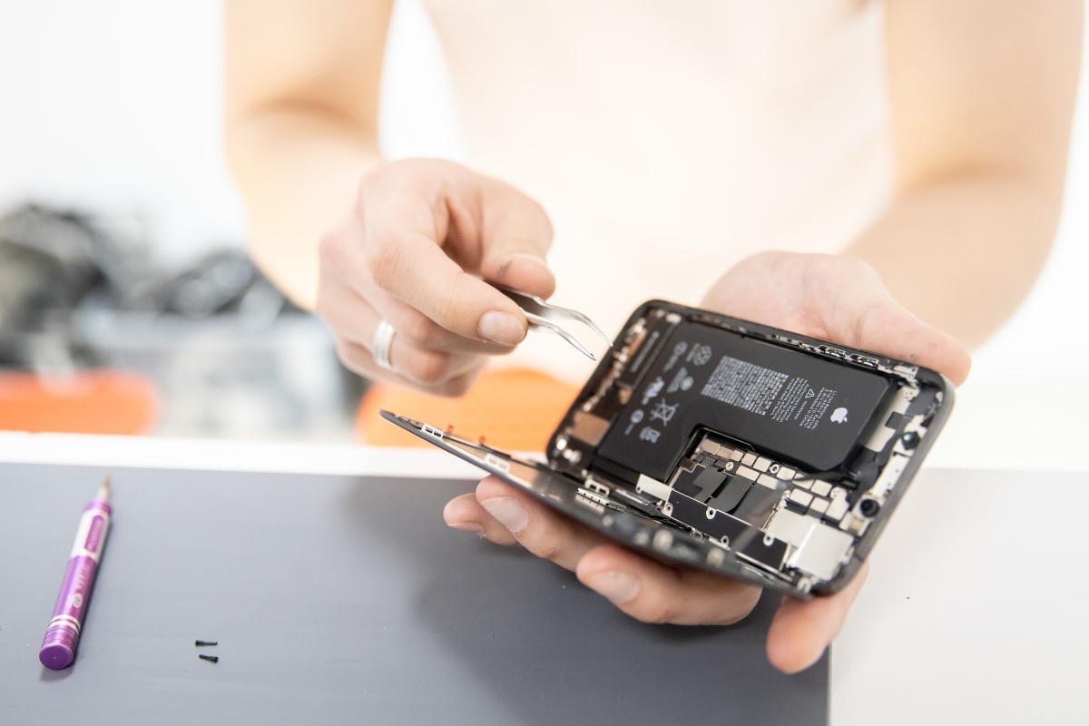 Apple pomoże Ci w samodzielnej naprawie iPhone'a. W Polsce też