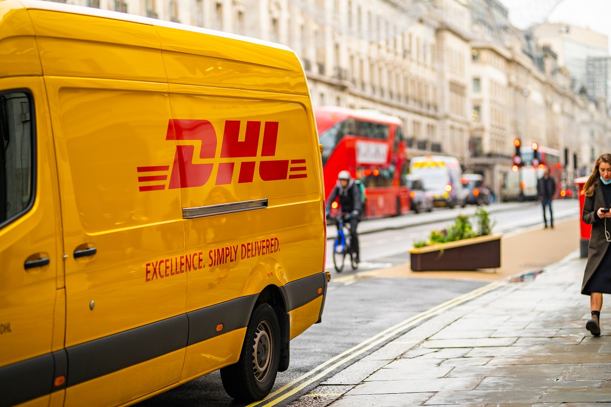 DHL powiększa flotę o Fordy E-Transit. Zakupili tysiące maszyn