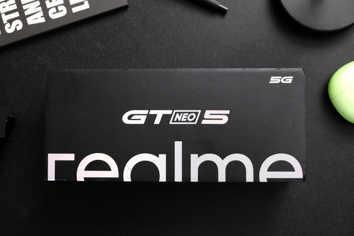 Oto Realme GT Neo 5 z ładowaniem 240 W. Nie wybuchnie, przetrwa lata