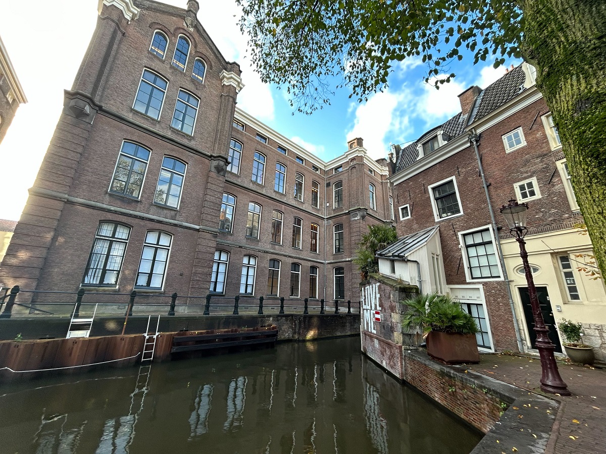 Parking cudów w Amsterdamie. Tysiące miejsc, żadnego auta