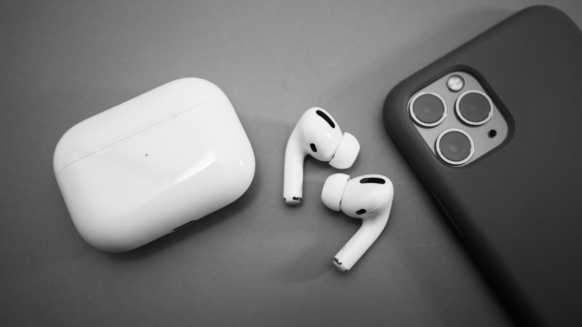 Piekło zamarzło. Apple zrobi tańsze słuchawki AirPods