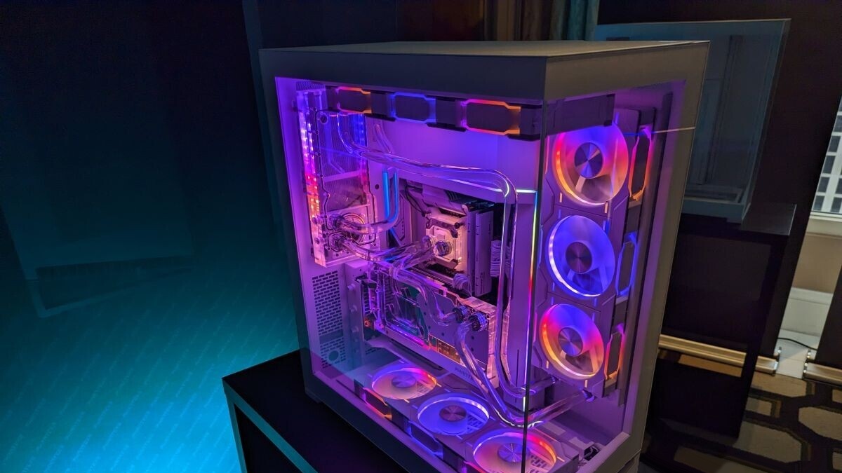 Phanteks ma nowe, bardzo pojemne obudowy z RGB LED